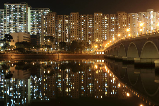 住宅公寓樓在香港的夜晚