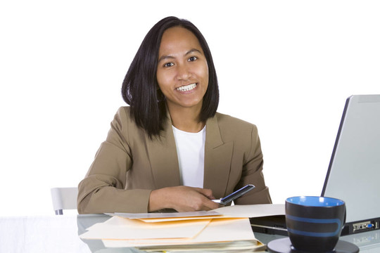 女商人在伏案工作