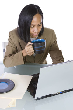 女商人在伏案工作