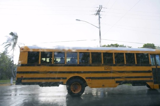 黃色校車模糊運(yùn)動(dòng)道路；颶風(fēng)暴雨