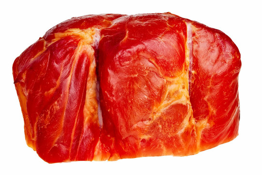 煙熏臘肉特寫孤立在白色背景。