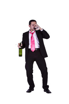 喝醉的商人拿著酒瓶