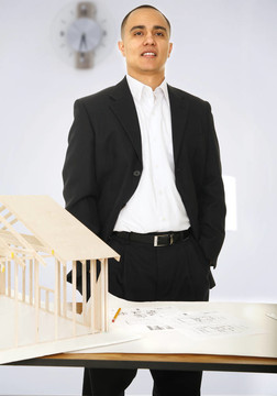 設(shè)計(jì)師展示他的作品2