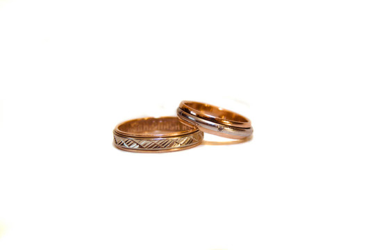 白色背景上的兩枚結婚戒指