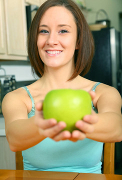 漂亮的年輕女子提供Green Apple