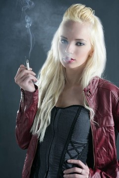 金發(fā)女孩吸煙的年輕時(shí)尚垃圾背景