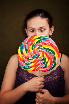 漂亮的女孩在紫色的綠色背景，Lollipop