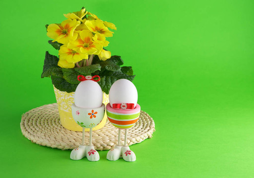 復(fù)活節(jié)彩蛋和報(bào)春花在綠色背景