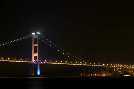 青馬大橋的夜晚；香港