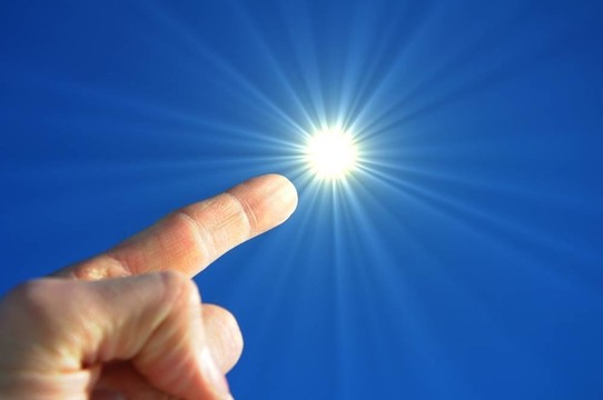 手手指天空和太陽
