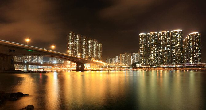 住宅公寓樓在香港的夜晚