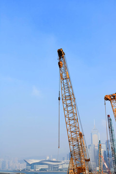 起重機(jī)臂對(duì)城市背景