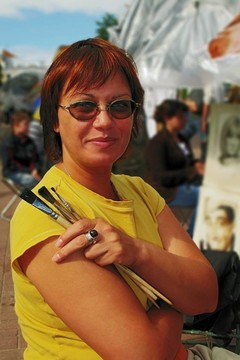 用畫(huà)筆描繪女人的肖像