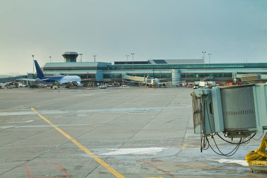 在機(jī)場(chǎng)停機(jī)坪上回來(lái)的飛機(jī)