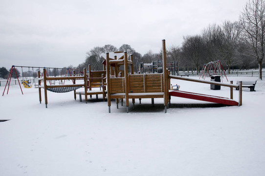 一個(gè)兒童公園在雪與叢林健身房