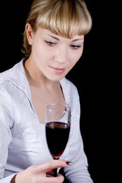 帶紅葡萄酒的金發(fā)女郎