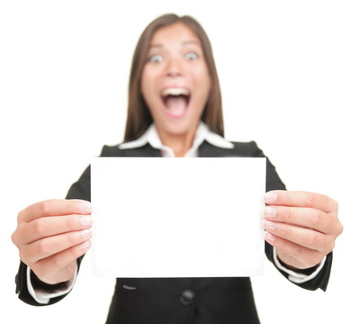 商女興奮抱空空白牌