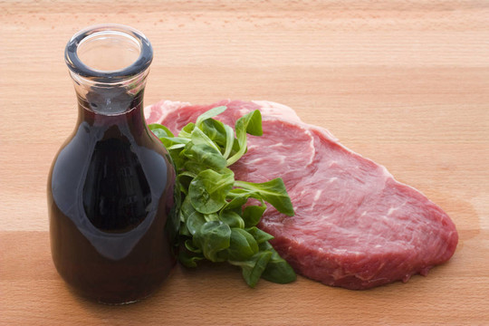 生牛肉和葡萄酒