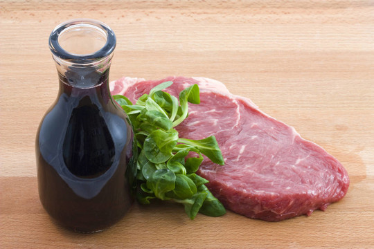 生牛肉和葡萄酒
