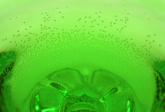 玻璃中的綠色充氣水
