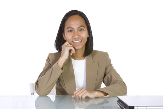 女商人在伏案工作