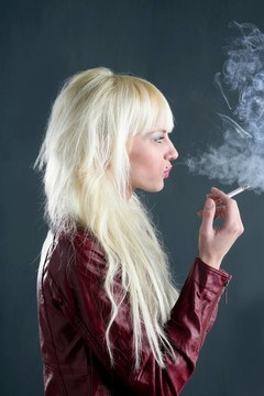 金發(fā)女孩吸煙的年輕時(shí)尚垃圾背景