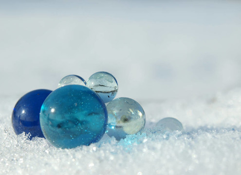 雪上的球