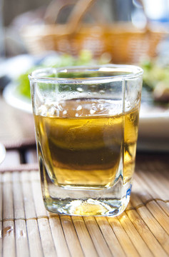 桌上有酒精飲料的玻璃杯