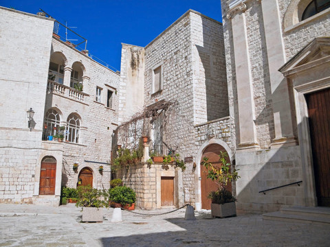 在舊城區(qū)廣場Giovinazzo。Apulia。