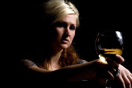 接近一個(gè)女人與葡萄酒