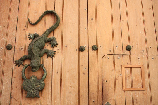 金屬門環(huán)形龍或蜥蜴
