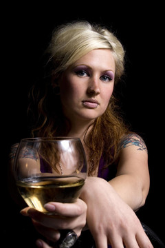 接近一個(gè)女人與葡萄酒