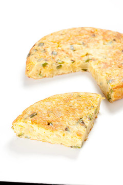 土豆煎蛋用橄欖油和青椒