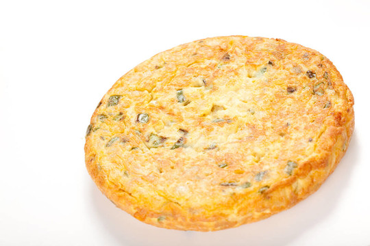 土豆煎蛋用橄欖油和青椒