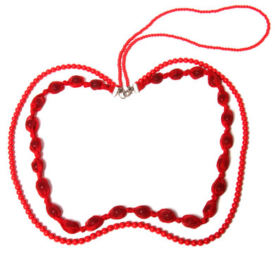 白色背景上苹果形状的红色项链