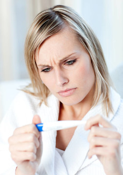 焦慮的女人發(fā)現(xiàn)懷孕測試的結果