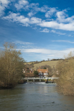 河畔，Streatley weir從纖道在戈靈；牛津郡；英國