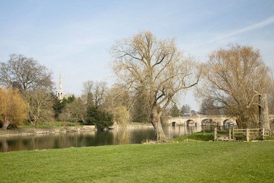 在泰晤士河沃靈福德橋；oxfordhire；英國