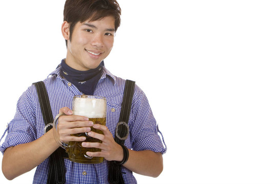 男人拿著啤酒杯（質(zhì)量）在手
