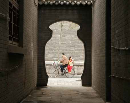 騎在自行車后面的女兒