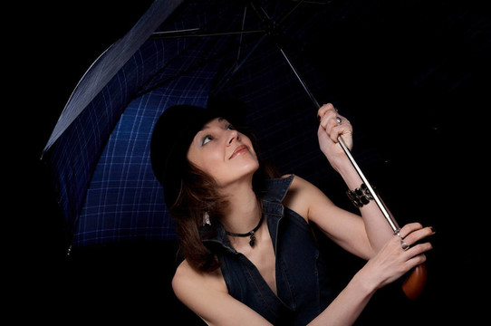 打著雨傘的女人