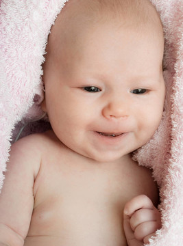毯子里有一個(gè)月大的嬰兒