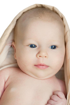 毯子里有一個(gè)月大的嬰兒