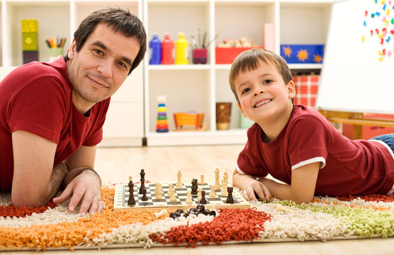 看我在打國際象棋