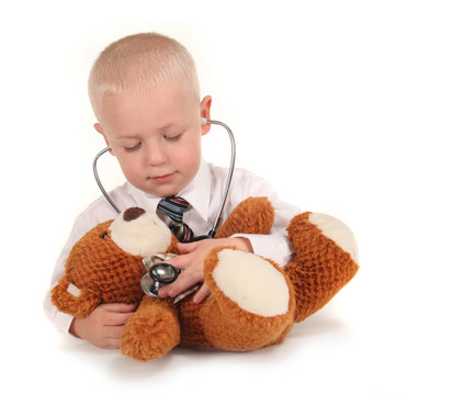 用聽診器和Teddy Bear醫(yī)生為病人