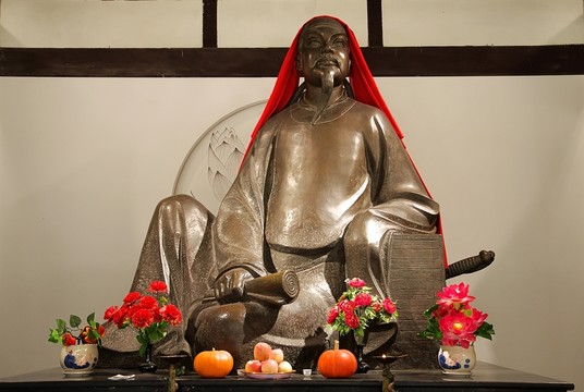 李白佩劍手書坐雕像