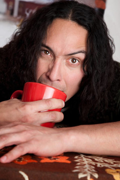 疲倦的人喝咖啡杯