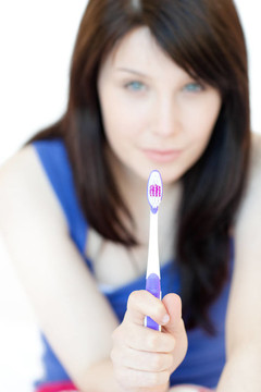 迷人的女人拿著牙刷