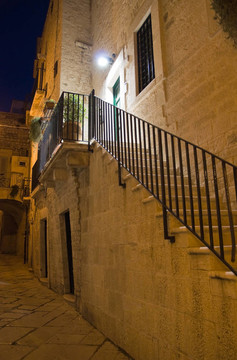 小巷的夜晚。焦維納佐。Apulia。