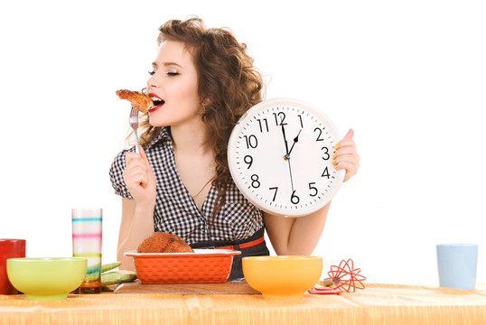 年輕漂亮的女人在廚房里